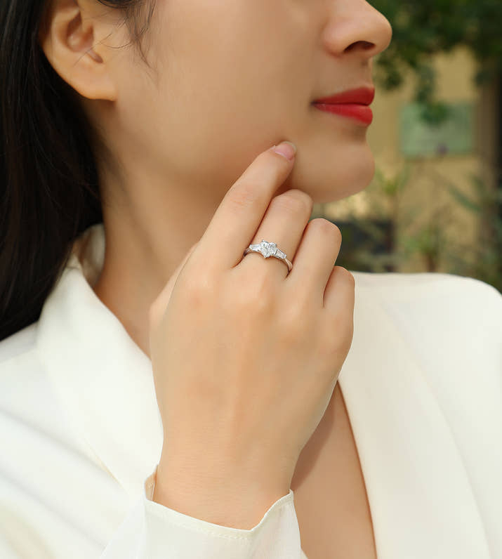 Heart Elegance Ring – 925 Silver with Heart-Cut Moissanite