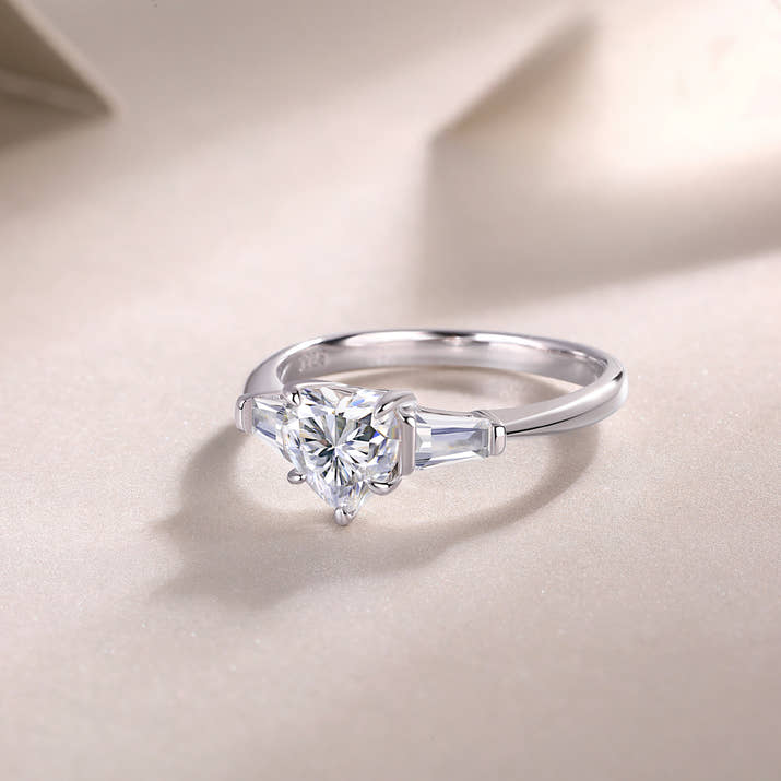 Heart Elegance Ring – 925 Silver with Heart-Cut Moissanite