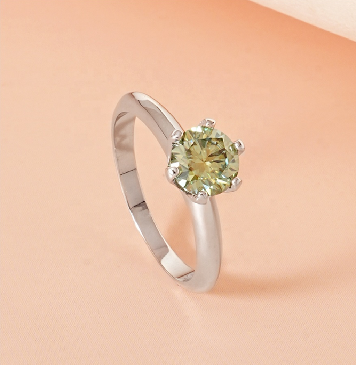 Emerald Green Moissanite Ring / 925 Sterling Silver / VVS1 D-Level 1CT