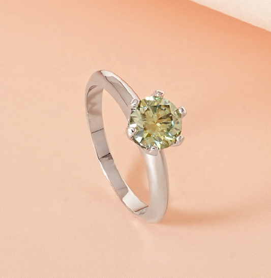 Emerald Green Moissanite Ring / 925 Sterling Silver / VVS1 D-Level 1CT
