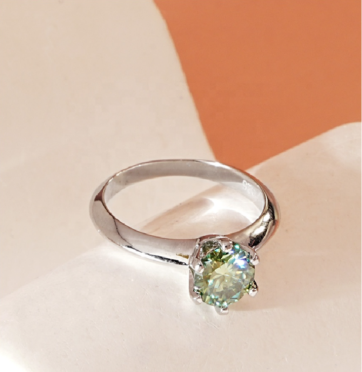 Emerald Green Moissanite Ring / 925 Sterling Silver / VVS1 D-Level 1CT